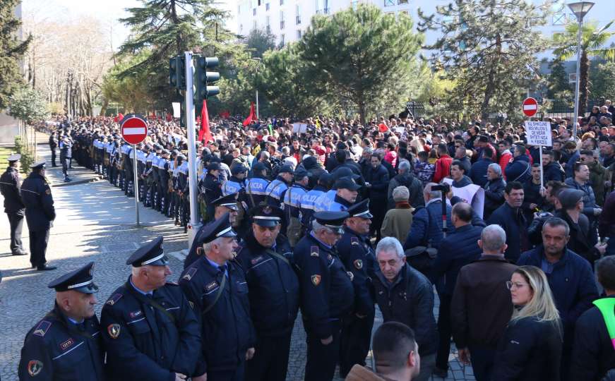 Haos na protestima u Tirani: Pristalice opozicije se sukobile s policijom